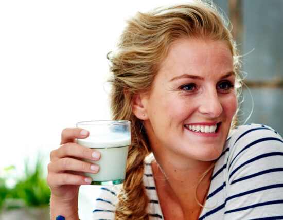 Vrouw met glas melk