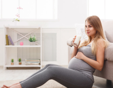 Zwangere vrouw drinkt glas melk
