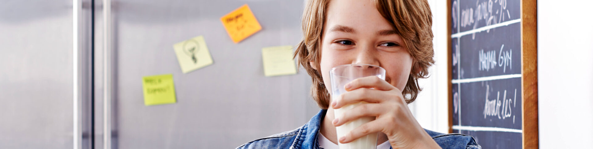 Jongen drinkt glas melk