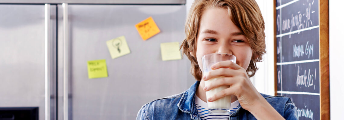 Jongen drinkt glas melk