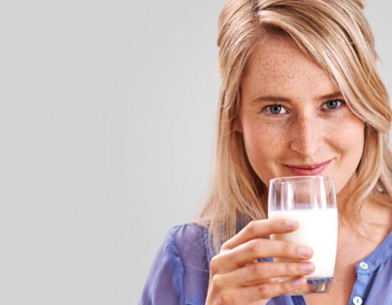 Vrouw met glas melk in haar hand
