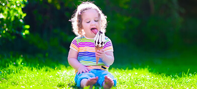 Jong meisje dat ijsje eet